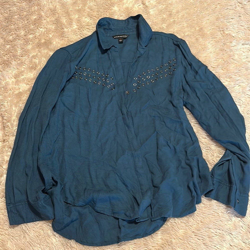 Buy one, get one 1/2 off ✨ Rock & Republic blouse.